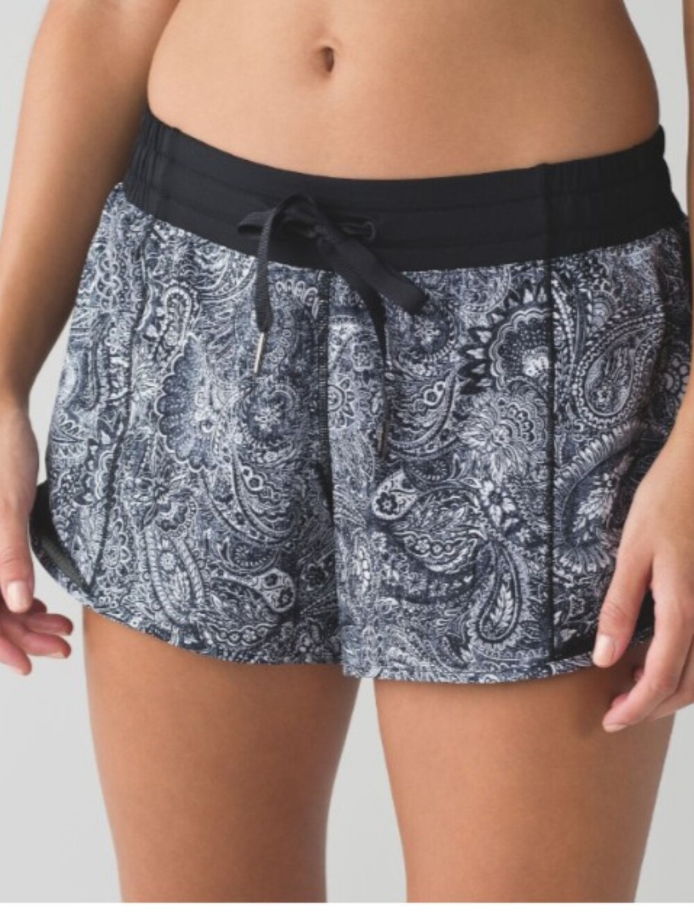 Lululemon Hotty Hot Shorts Mini Antique Paisley Black & White - Size 6